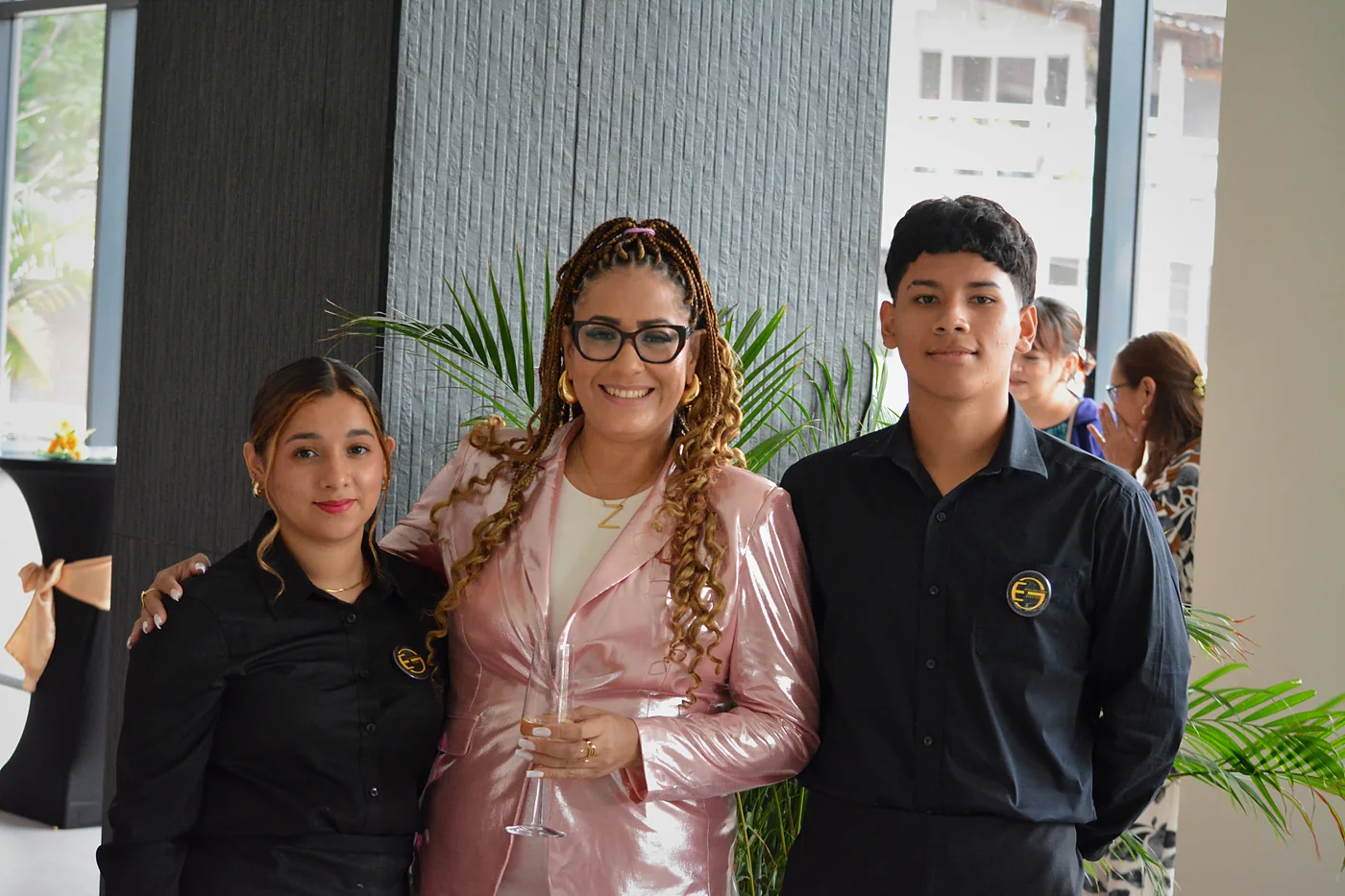 Equipo de EG Eventos junto a la anfitriona del evento