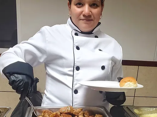 Chef de EG Eventos sirviendo el banquete