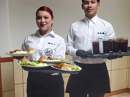 Meseros de EG Eventos con las charolas del servicio