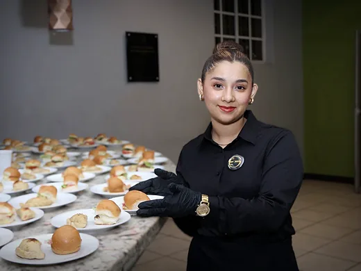 Mesera de EG Eventos sirviendo bocadillos