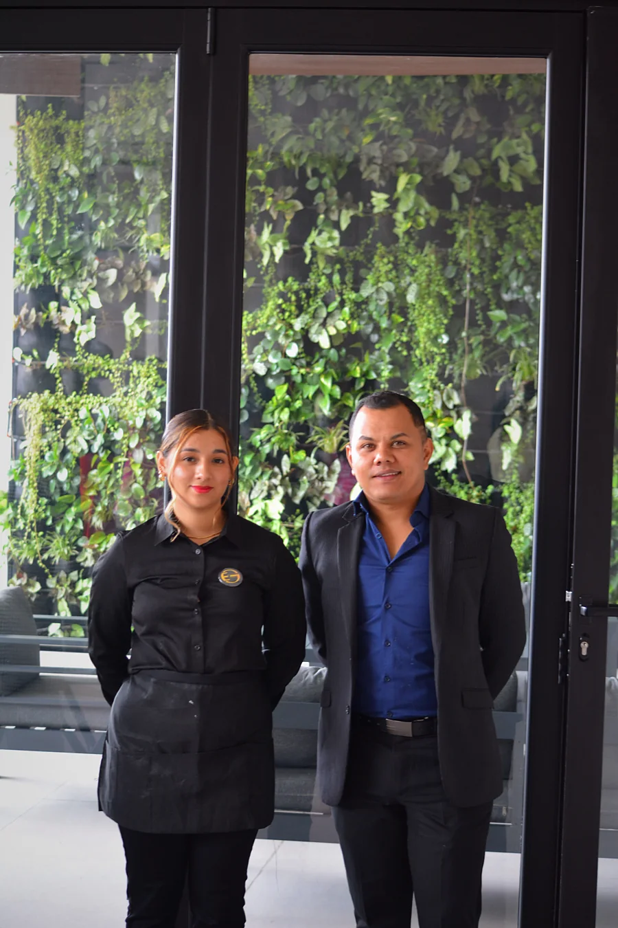 Edgar García, fundador de EG Eventos, con una mesera del equipo