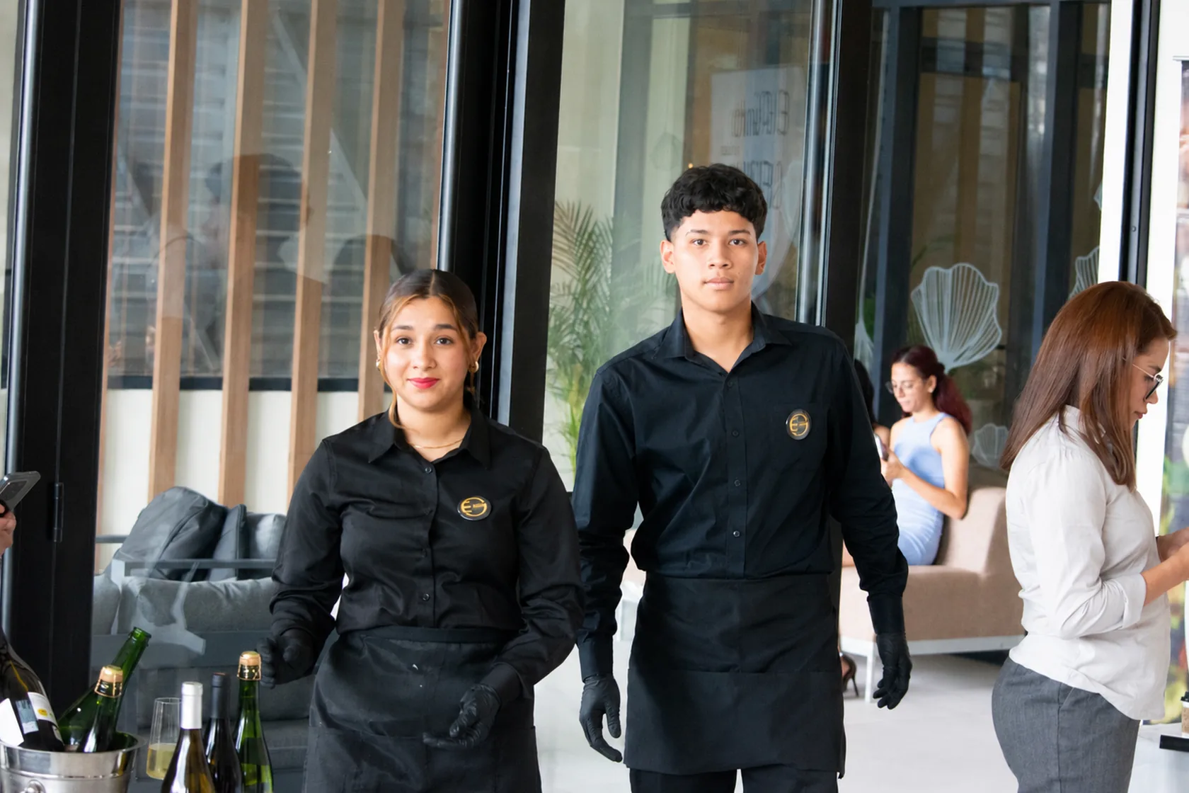 Meseros de EG Eventos uniformados y listos para el servicio